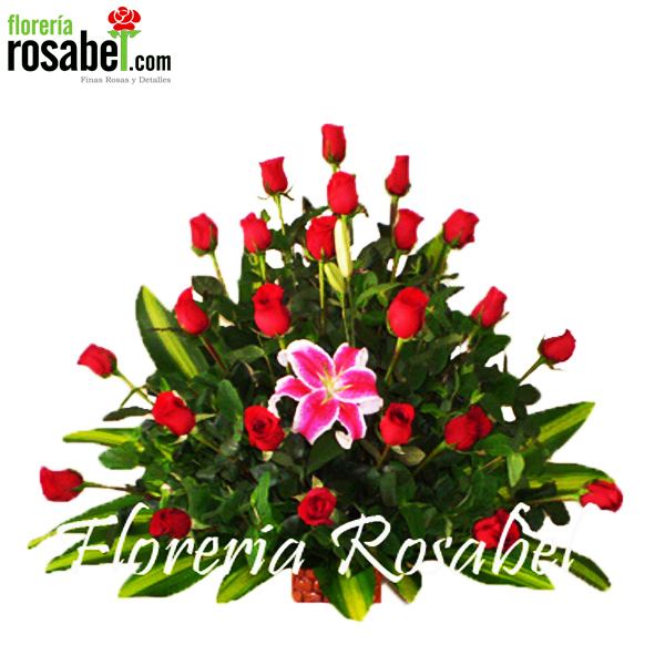 Arreglo floral con 24 rosas rojas